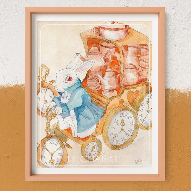 Silencieuse ces dernières semaines… mais pas absente.
.
Ces derniers temps ont été intenses, à bien des niveaux.
Un projet qui me tient à cœur, sur lequel je travaille depuis plus d’un an et demi arrive enfin à maturité.J’ai mis tant d’énergie, de cœur et de patience dedans… Je vous en parlerai bientôt, promis. 
Et une perte. La perte de ma grand-mère paternelle qui m’a touchée…de l’espace et du temps c’est ce dont j’avais besoin. 😞
Je reviens donc vers vous pour vous présenter ma nouvelle illustration disponible sur mon site ✨
.
.
🖼️ Le Chariot - Arcane VII
Tic, tac, tic, tac… Il est l’heure de foncer tête baissée dans le terrier !
Un lapin pressé, des horloges en roue libre, une cargaison de vaisselle bien tassée… et surtout, une volonté d’acier (ou d’ivoire) pour aller droit devant, même si tout part de travers.

✨imprimée en fine art, elle est enfin disponible dans ma boutique ! 

Une création pour les rêveurs, les amateurs de tarot et les fans de Lewis Carroll !

➡️ Retrouvez Le Chariot (et les autres arcanes revisités) directement sur ma boutique — lien en bio !

Car après tout, pourquoi choisir entre tarot et conte de fées quand on peut avoir les deux ?

Attrapez-le avant qu’il ne disparaisse… comme par magie.

#LeChariot #TarotWonderland #ArtImprimé #FineArtPrint #AliceStyle #WhiteRabbitVibes #ArcaneMajeur #IllustrationFantaisiste #UniversOnirique #TeaTimeTarot #CollectionneurDeCuriosités #boutiquecreateur #artcontemporain #universonirique #whiteRabbit #artcollector