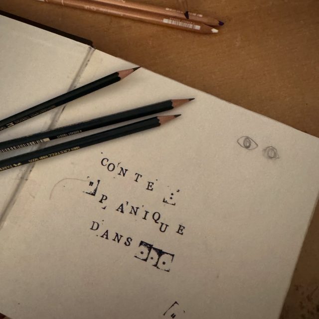 Tout a commencé dans ce carnet.

Des personnages arrivés sans prévenir,
qui ont pris toute la place,
et après… impossible de leur demander de se tenir tranquilles.
.
Carnet de recherche — illustrations ✏️
Texte : @gwallut
Éditions : @cent_mille_milliards
.
#illustrationjeunesse
#illustratrice
#carnetderecherche
#illustrationoriginale
#livrejeunesse