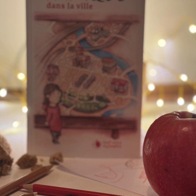 Voilà pourquoi il n’y avait plus de nouvelles par ici :
je dessinais, j’effaçais, je redessinais… je mangeais des biscuits… puis je recommençais 😅

Et aujourd’hui, je peux enfin vous dire…

📚 Panique — Tome 1 : Panique dans la ville est la !
✍️ écrit par Guillaume Valut
🎨 illustré par moi
🏷️ Éditions 100 000 milliards

Je suis tellement impatiente de vous faire découvrir ce premier tome, rempli d’aventures, de surprises… et de petites catastrophes 😂

Merci pour votre patience et vos messages pendant tout ce temps.

✨ On y est.
#livrepourenfants #illustrationjeunesse #albumjeunesse #nouveautelivre #bookrelease #bookillustration #auteurjeunesse #illustratrice #editionscentmillemilliards @cent_mille_milliards @gwallut #panique